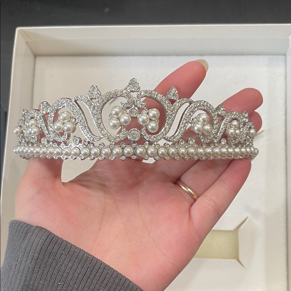 Swarovski crystal and pearl tiara - Picture 4 of 9